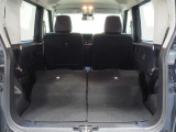 後席を左右とも倒した状態です。実用的な広さの荷室になります。