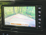 【バックカメラ】駐車時に後方がリアルタイム映像で確認できます。大型商業施設や立体駐車場での駐車時や、夜間のバック時に大活躍!運転スキルに関わらず、今や必須となった装備のひとつです!