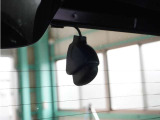 この車にはリアにもドライブレコーダーを装備しております◆映像・音声などを記録する自動車用の装置です。 もしもの事故の際の記録はもちろん、旅行の際の思い出としてドライブの映像を楽しむことができます。