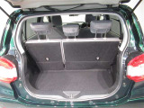 大きく開くラゲッジスペースです。左右独立でリアシートが倒れるので長尺の荷物も積むことが可能です。