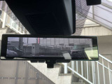 車両後方のカメラ映像をミラー面に映し出すので、荷室に積んだ大きな荷物などが写り込んで見にくくなりがちな車内状況や、天候などに影響されずいつでもクリアな後方視界が得られます。