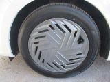 日産純正のホイールキャップが装着されてます。