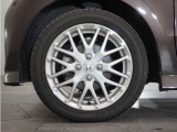 アルミホイール装着車です!これで足元まわりもおしゃれにきまります!