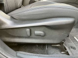 パワーシート搭載。微妙な調整が手軽にでき、最適なポジションで運転することが可能です。