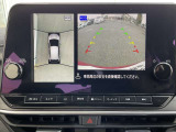 アラウンドビューモニター搭載。上から見下ろしたように液晶に映るのでスムーズな駐車をサポートします。