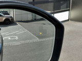 【ブラインドスポットモニター】車外にいる車をいち早く検知し、ドライバ―に知らせるシステムです。