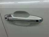 アウトサイドドアハンドルはメッキ加飾です。