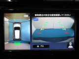 アラウンドモニター 白線や駐車車両をナビ及びルームミラーに表示 駐車している車両との位置関係も一目で分かって安心です