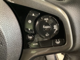 ハンドルにHondaセンシング系のクルーズコントロールやレーンキープアシストなどの操作スイッチが装備されています。ハンドルから手を離さず安全に操作できます。