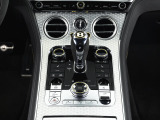 センターコンソール周り。シートヒーターやベンチレーション、マッサージ機能も備わっておりますので快適なドライビングを楽しんでいただけます。