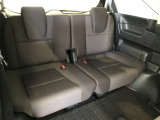 【3列目シート】しっかりした厚みの有るシートになりますので長い時間のドライブでも安心してお乗り頂けます♪