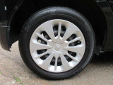タイヤサイズは165/65R14 純正スチールホイル装着♪タイヤの残り溝は7分山ほどあります☆