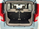 ラゲージスペースは必要十分な大きさ!大きなモノを載せたい時は、後席をフラットな状態に倒して使用する事も出来ます!