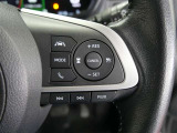ステアリングスイッチ付き。前方から目を離すことなく操作することが可能です。