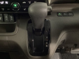 CVT車のセレクトレバーです。低速から高速まで、変速ショックのないスムーズな走りを実現するとともに、エンジン効率のよい領域を維持することで燃費にも貢献します。