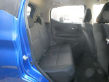 リヤシートは足元空間も広くリラックスしてドライブが楽しめ、ゆったりとおくつろぎ頂けます。