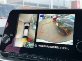 ナビゲーションの大画面でクルマを上空から見下ろしているかのように、状況を把握できます。コーナーセンサーも付いて車両回りの移動物を検知。さらにルームミラーはカメラで映し出した映像で後方を確認できます!