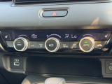 オートエアコンは運転席側と助手席側でそれぞれ自由に温度設定ができます。冬でも快適にドライブできるシートヒーター付きです。