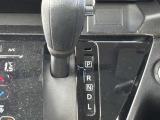 インパネ中央部にシフトレバーが設置されているので、足元が広々していて快適です。