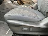 パワーシート搭載。微妙な調整が手軽にでき、最適なポジションで運転することが可能です。