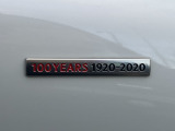 マツダ生誕100周年を記念して生産された限定車です。シートやボディ、ホイールキャップなどに、特別なオーナメントが取り付けられており、存在感を示します。