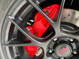 【brembo製キャリパー】イタリアの高級メーカーbrembo」を装着!色鮮やかなレッドキャリパーが限定車を引き立たせドリルドローターに専用ブレーキパッドを装着しており安心の装備!