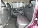 リヤシートは足元空間も広くリラックスしてドライブが楽しめ、ゆったりとおくつろぎ頂けます。