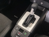 シンプルでとても使いやすいフロアシフトに、パーキングブレーキは電子制御パーキングブレーキです。