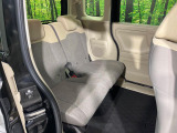 後部座席も気になるようなキズ・汚れやへたり等、大きなダメージはなく、良好な状態です。