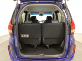 開口部も広く荷物の積み下ろしもしやすいお車となっております。3列目シートは5:5の割合で背もたれを倒しシートの跳ね上げができます。