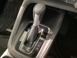 ハンドル周りがすっきりするフロアシフト。ハンドル操作に集中しやすいので、事故の防止にも役立ちます。
