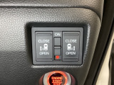 リアドアは乗り降りに便利な両側電動スライドドアです。また運転席に座っていながらスイッチ操作で自在にスライドドアを開け閉めできます。