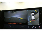【パノラミックビューモニター】映像で、見づらい車両周辺の確認をアシスト。クルマを真上から見ているような映像を表示。 運転席から確認しにくい車両周囲の状況を把握。