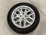 当社にてデモ走行時に装着していたワンシーズン使用の中古スタットレスタイヤ+ホイール4本セットを用意致しました。(2024年製、タイヤ+ホイールは現状渡し、保証対象外です)