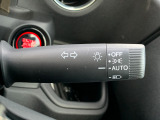 ■オートライト■車外の明るさに応じて、自動的にライトの点灯・消灯をしてくれます。トンネルが続くような道でも、いちいちライトスイッチを操作する必要がありません。消し忘れの心配もありません。