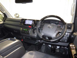 運転の際、常に目にする部分だけにシックで飽きのこないデザインが良いですね。