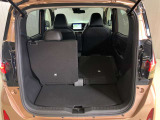 後部座席は分割でシートを倒すことができます。大きな荷物、ゴルフバックも積めます。上質で広々とした室内だから、みんなが心地よく車内で快適に過ごせます♪
