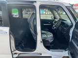 運転席はくつろぎのプライベート空間! 車内をクリーニングしてお待ちしております!