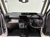 360&deg;UV&IRカット機能ガラス採用。見易い計器類と運転し易いレイアウトのドライビングポジションは、極細Aピラーの採用で視角も少なく前方&左右の見切りが良く安心して運転できます。