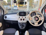 コンパクトながらも、視界が広く保たれ運転しやすいコックピット。