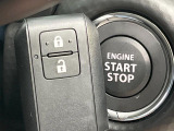 【キーレススタートシステム】カバンやポケットに入れたままでもドアの施錠・解錠が可能なスマートキーを装備。エンジンのオン・オフ時もカギを取り出す必要が無いからとっても便利です♪