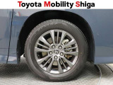 デザイン性に優れたトヨタ純正アルミホイールが装着されています。