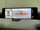 狭い場所での駐車やすれ違いなどでより的確な運転操作に役立つ360&deg;ビューモニターが装備されています。