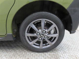 車両のデザインにマッチした純正アルミホイールを装着しています。