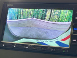 【バックカメラ】駐車時に後方がリアルタイム映像で確認できます。大型商業施設や立体駐車場での駐車時や、夜間のバック時に大活躍!運転スキルに関わらず、今や必須となった装備のひとつです!