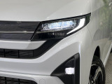 【LEDヘッドライト】悪天候や夜間走行時も良好な視界を確保し安心して運転できる高輝度LEDヘッドライトを装備!点灯速度が早く、消費電力も抑えられています。