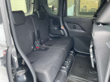 後席も十分な広さがあります。ドライブや遠出をした際にも、車内でゆったりとお寛ぎいただけます。