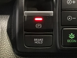 指先の操作でパーキングブレーキの「作動と解除」が行うことができる装備。ブレーキペダルから足を離しても停止し続けてくれるオートブレーキホールド機能。信号待ちなどの際には便利。ECO運転で低燃費走行♪