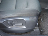 【パワーシート】電動なので、きめ細かい調整ができます!自分自身の運転姿勢に合わせた、適切なドライビングポジションが確保できます♪
