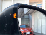 【ブラインドスポットモニター】走行中、ドアミラーの死角になりやすい箇所に後続車が接近するとサイドミラーのレンズに警告を表示!ドライバーに注意喚起をしてくれます。